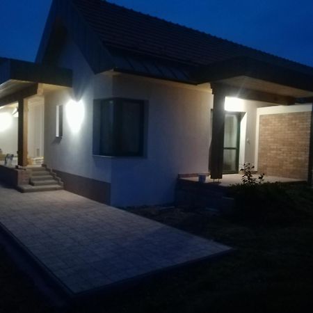 Edina Vendeghaz-Gyenesdias Apartment ภายนอก รูปภาพ