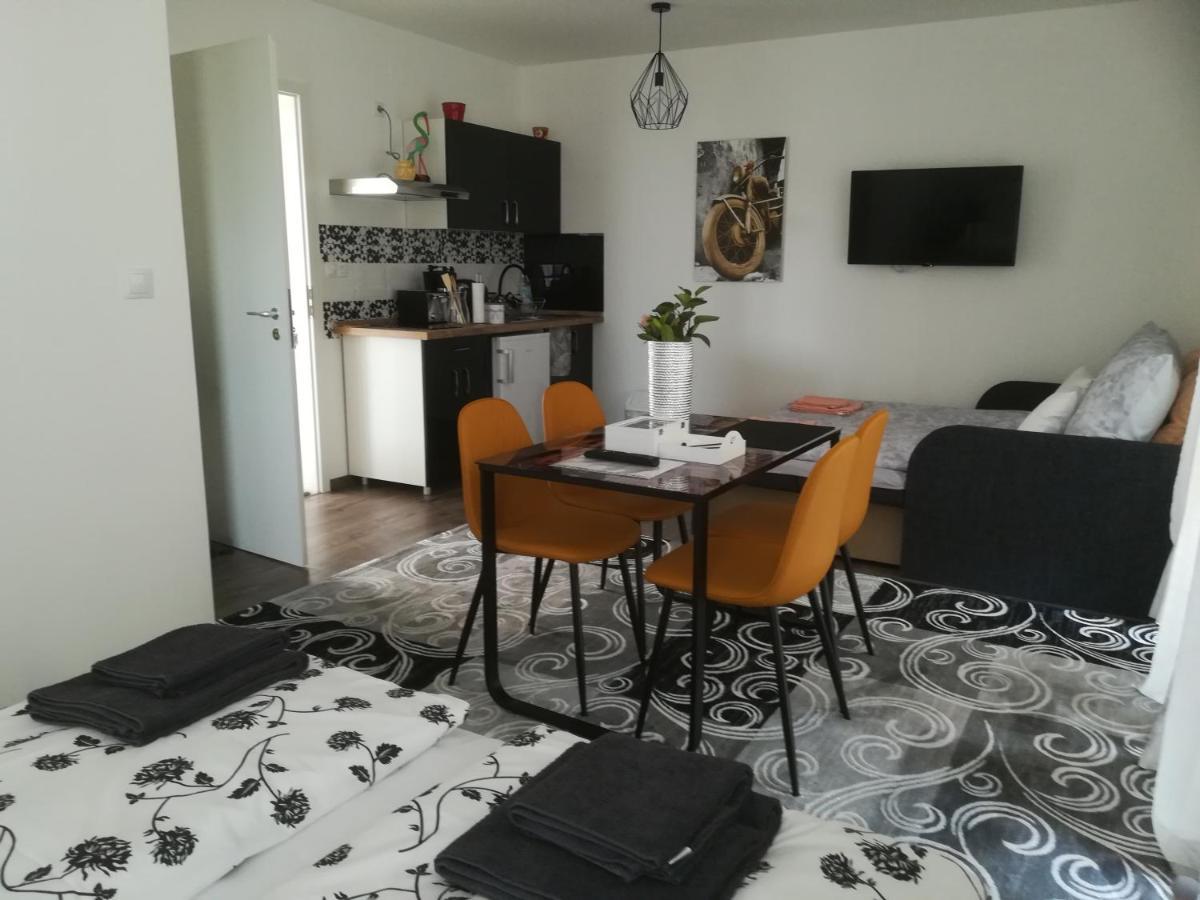 Edina Vendeghaz-Gyenesdias Apartment ภายนอก รูปภาพ