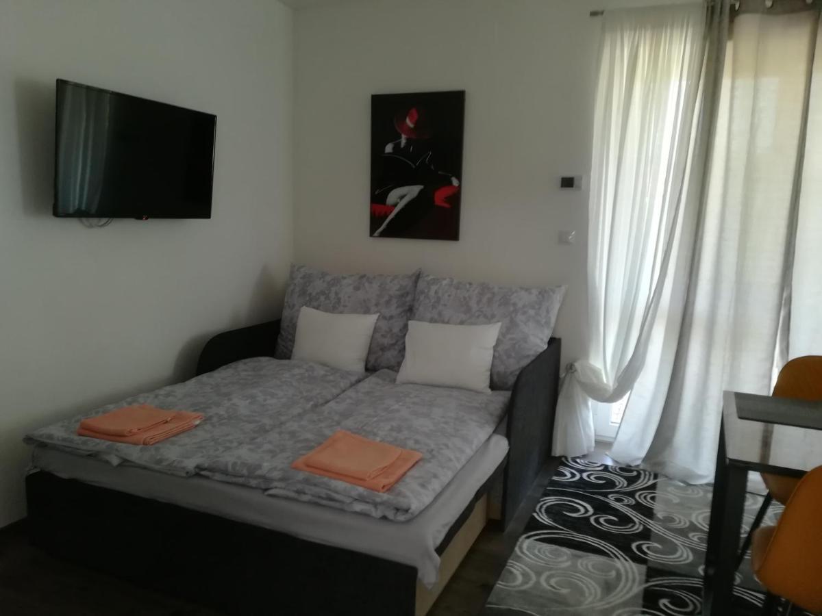 Edina Vendeghaz-Gyenesdias Apartment ภายนอก รูปภาพ