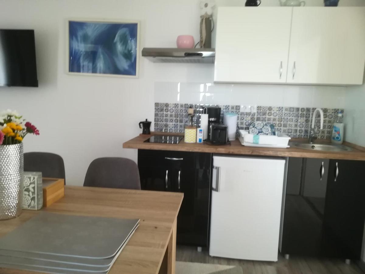 Edina Vendeghaz-Gyenesdias Apartment ภายนอก รูปภาพ