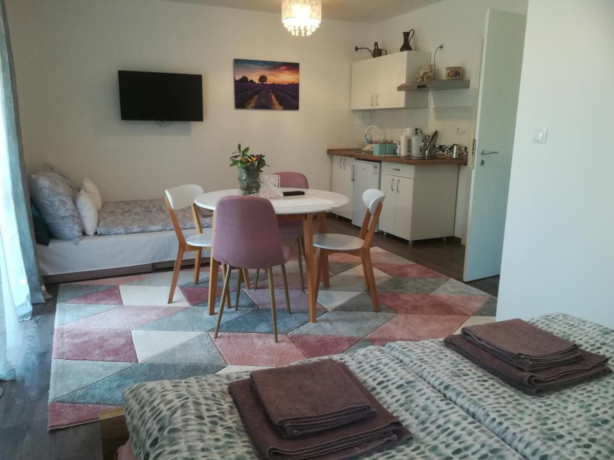 Edina Vendeghaz-Gyenesdias Apartment ภายนอก รูปภาพ