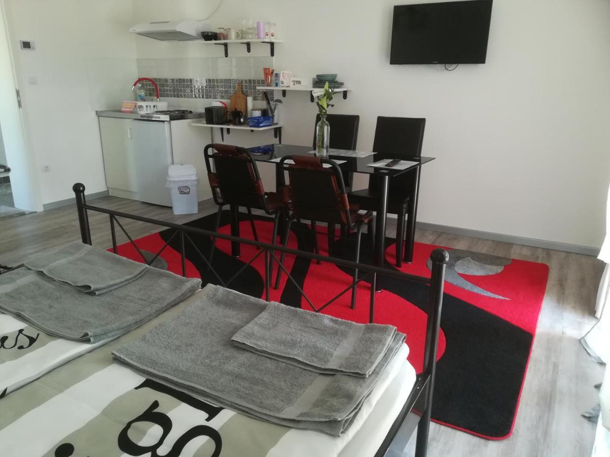 Edina Vendeghaz-Gyenesdias Apartment ภายนอก รูปภาพ