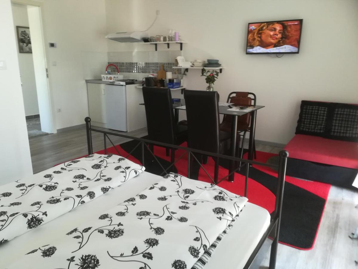 Edina Vendeghaz-Gyenesdias Apartment ภายนอก รูปภาพ