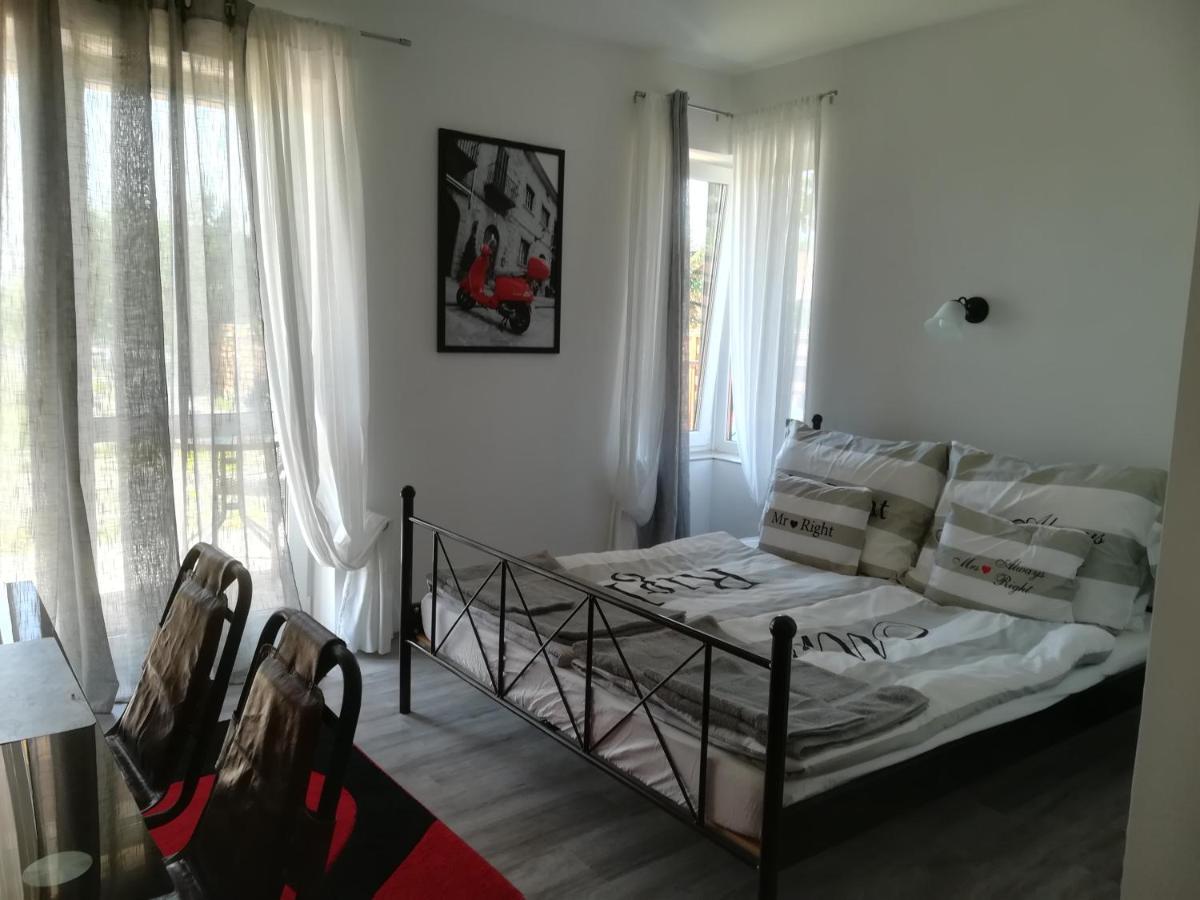 Edina Vendeghaz-Gyenesdias Apartment ภายนอก รูปภาพ