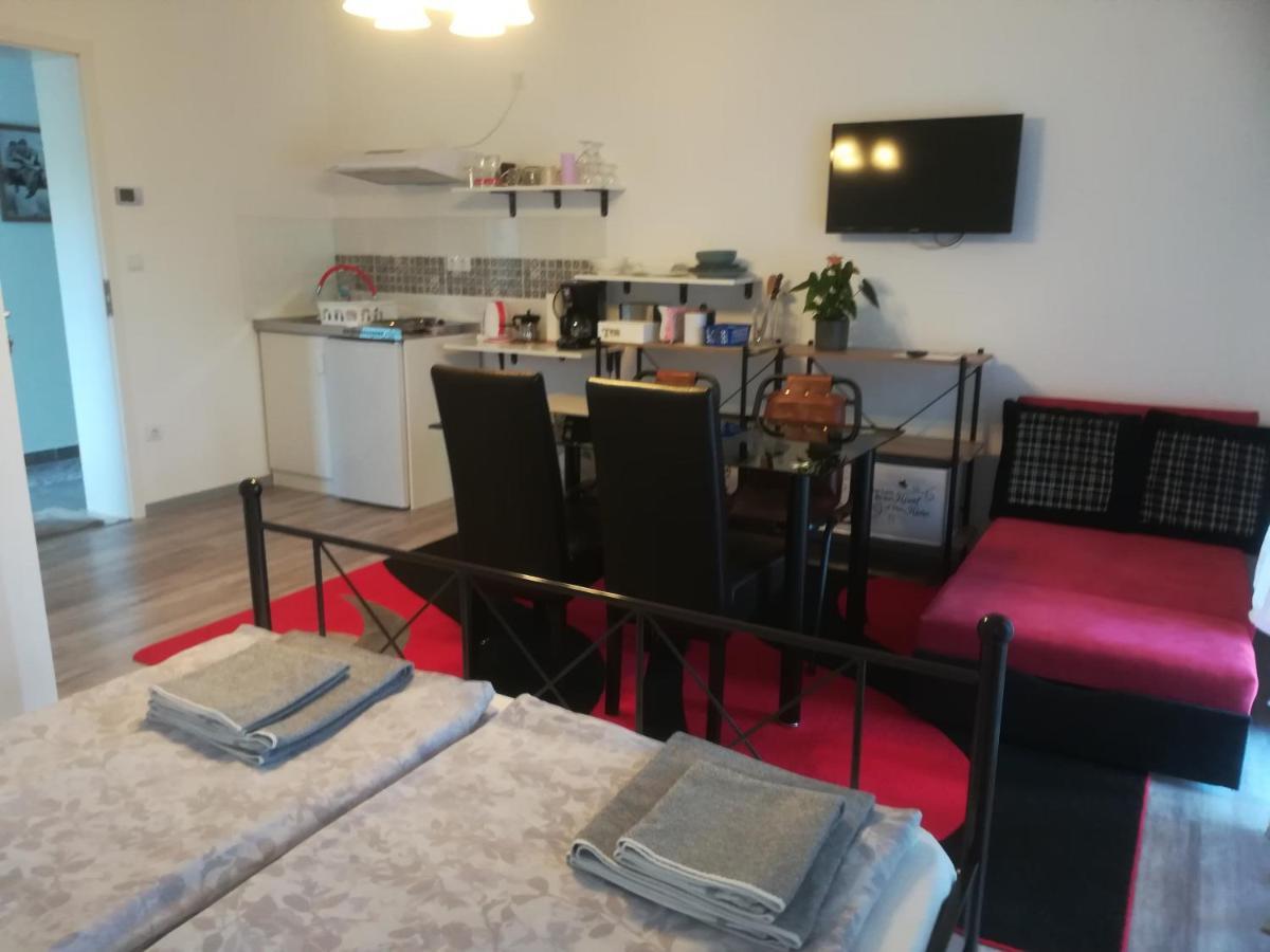 Edina Vendeghaz-Gyenesdias Apartment ภายนอก รูปภาพ