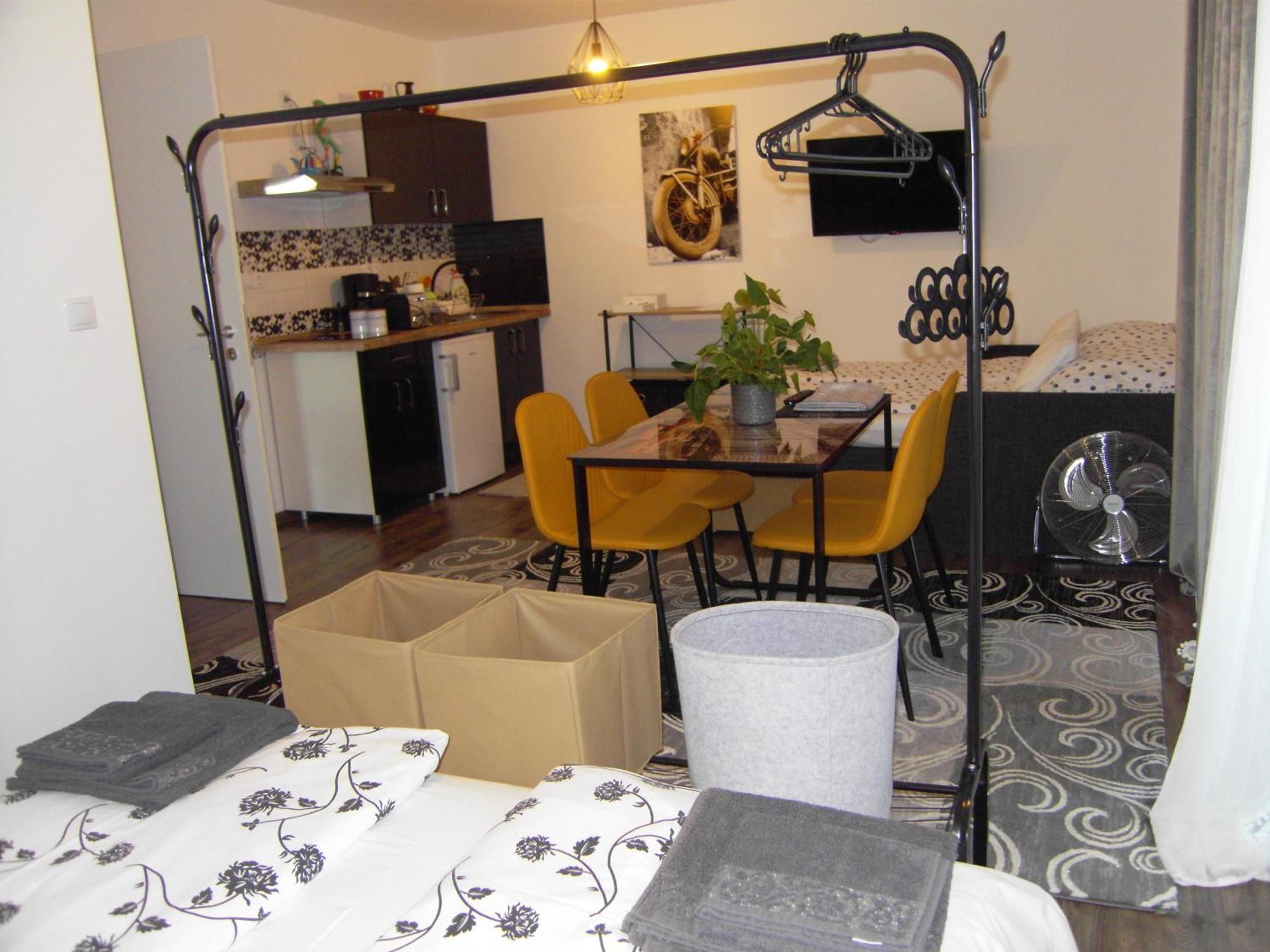 Edina Vendeghaz-Gyenesdias Apartment ภายนอก รูปภาพ